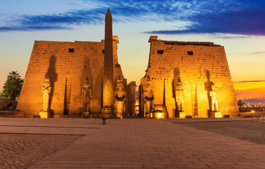 Espetáculo da digressão da luz em Karnak