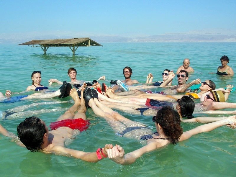  nadar-en-el-mar-muerto-en-jordania 