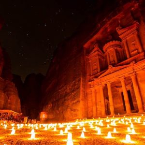 petra-la-del-desierto-jordania-por-la-noche